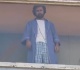 في أميركا رجل يعيش فوق لوحة إعلانات