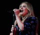 kelly clarkson honors dolly parton with perfect tribute of song that hit no 1 twice