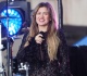 kelly clarkson is hailed a true performer in live rainy concert footage