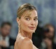 margot robbie s met gala dress took 761 hours to complete