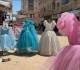 خياط غزي يصنع المعجزة فساتين نسجت من تحت الأنقاض تحمل رسالة إصرار وأمل
