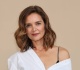 katie holmes 47 goes bare faced doing her makeup and people are praising her for aging gracefully